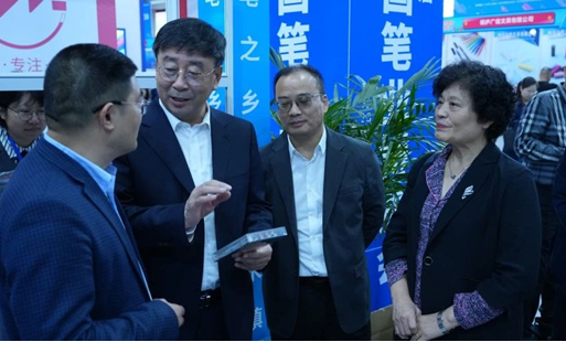 Secretary of Banshui Town accompanied the leaders of the Association to visit the exhibition
